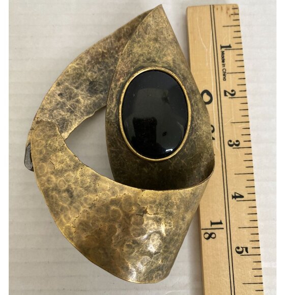 Handcrafted Vintage Abstract Design Brass Brooch With Black Onyx Centerpiece - Picture 4 of 5